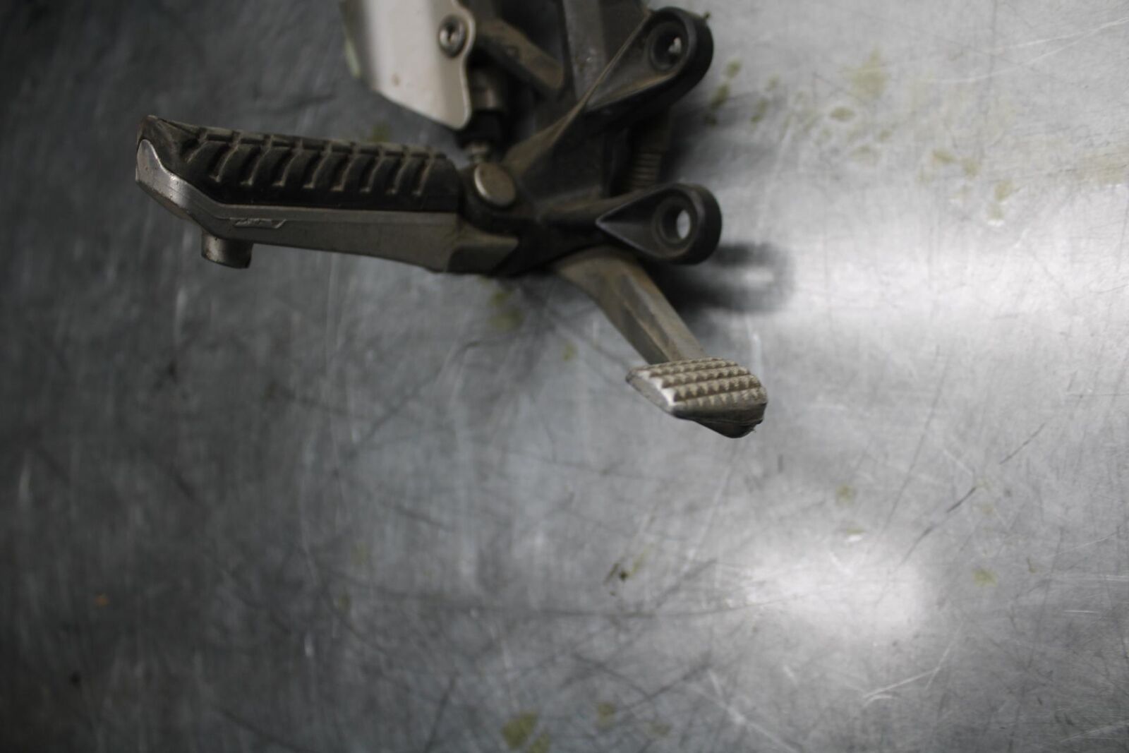 06-07 KAWASAKI NINJA ZX14R RIGHT REARSET REAR SET DRIVER FOOT PEG BB466