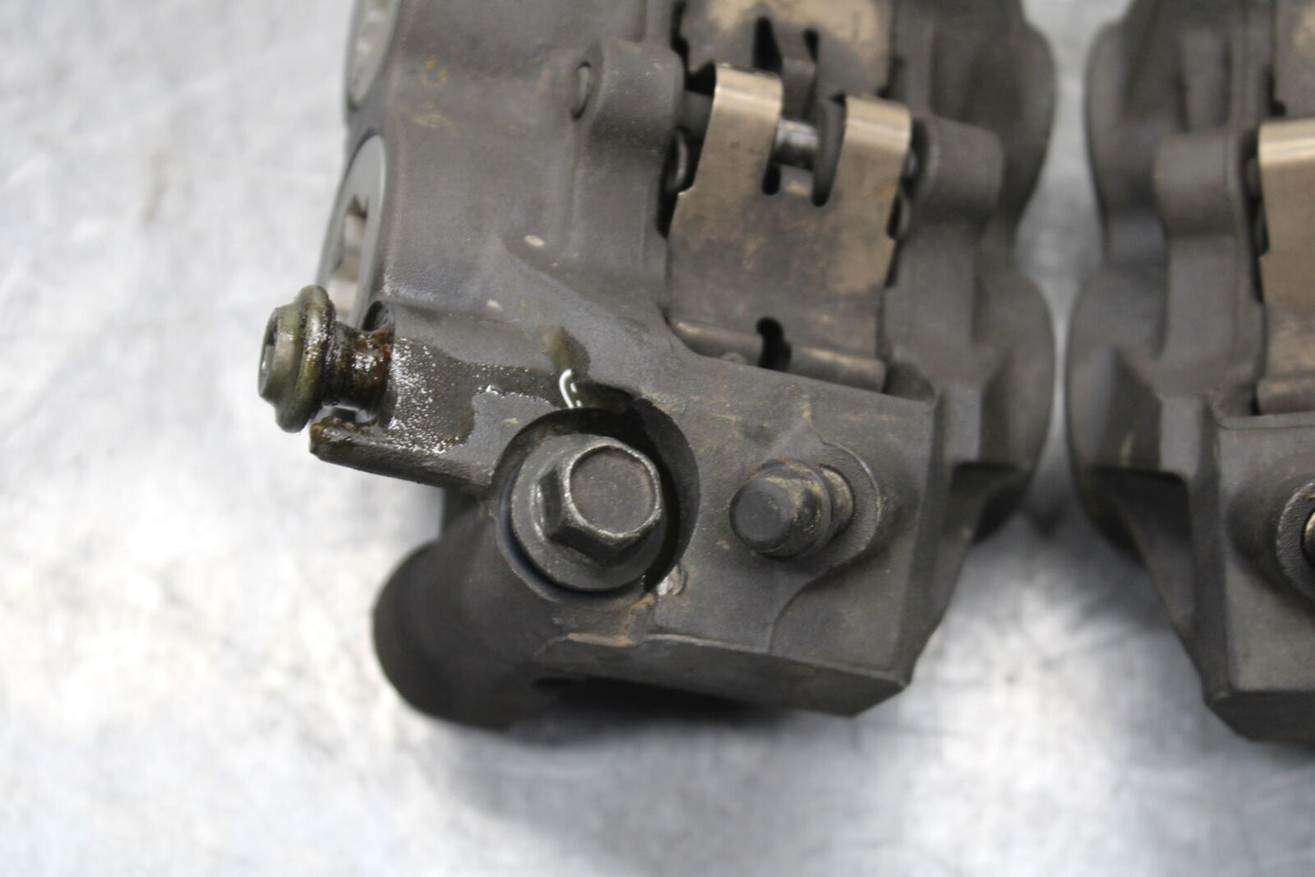 06 YAMAHA YZF R6 RIGHT LEFT FRONT BRAKE CALIPER SET PAIR CALIPERS BB716