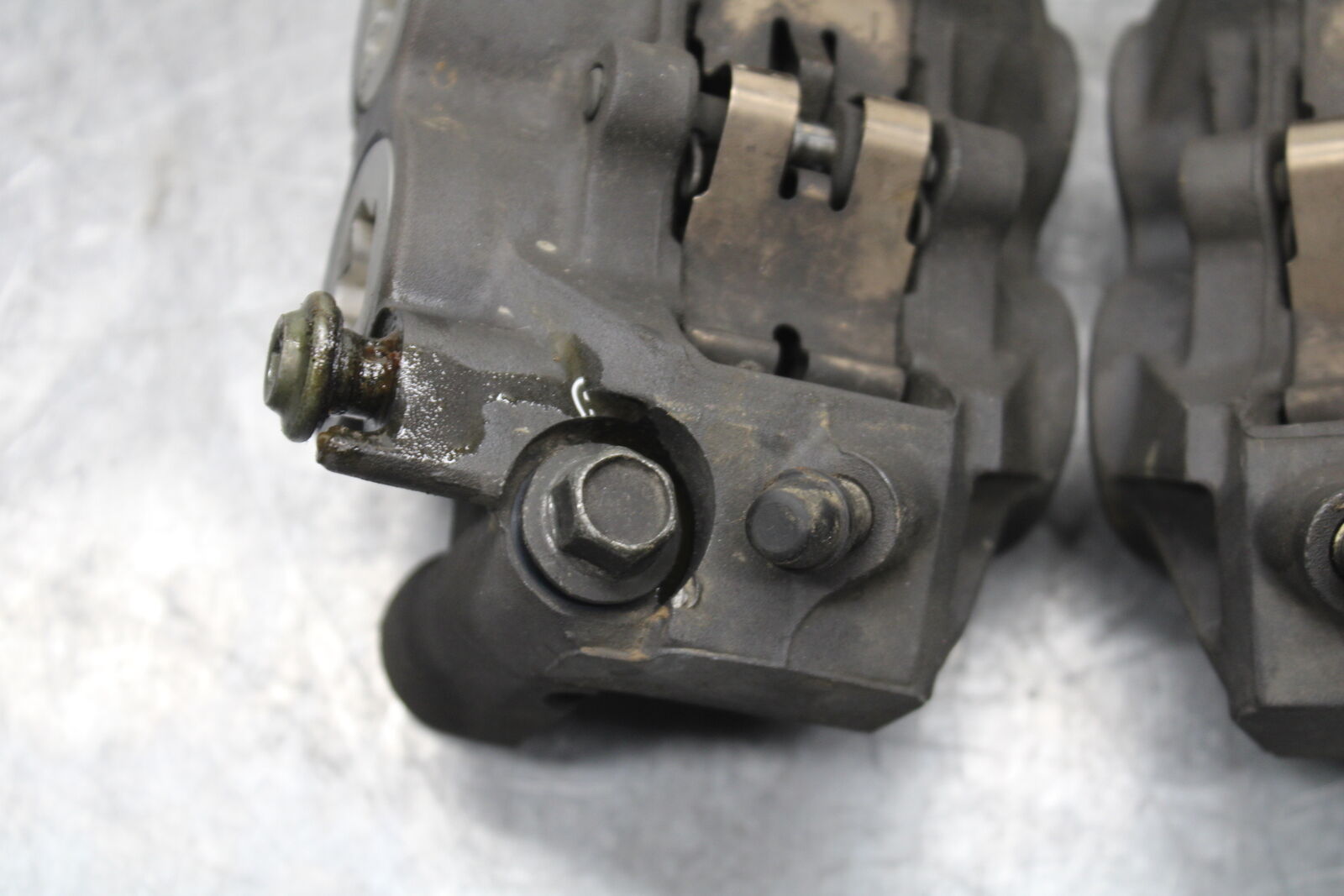 06 YAMAHA YZF R6 RIGHT LEFT FRONT BRAKE CALIPER SET PAIR CALIPERS BB716