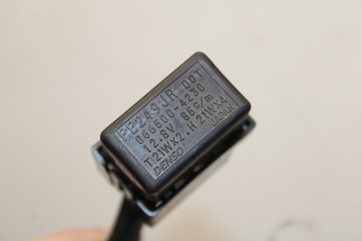 08-10 SUZUKI GSXR750 TURN SIGNAL BLINKER RELAY FLASHER SWITCH BB119