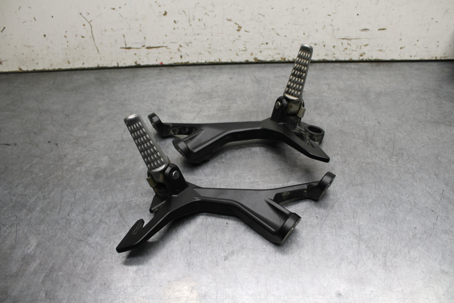 24 KAWASAKI NINJA 500 ABS REAR BACK PASSENGER PEG SET PAIR BB730