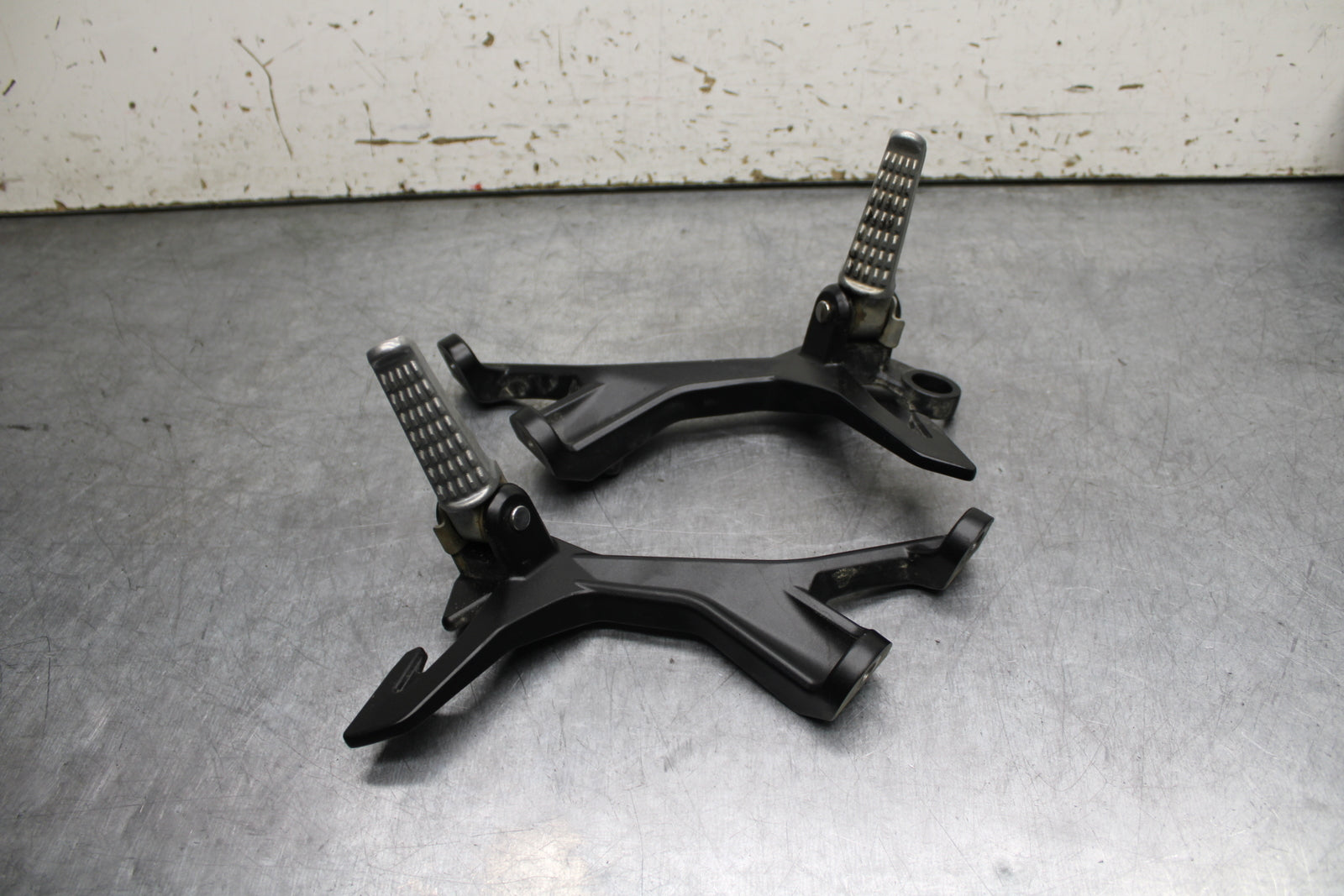 24 KAWASAKI NINJA 500 ABS REAR BACK PASSENGER PEG SET PAIR BB730