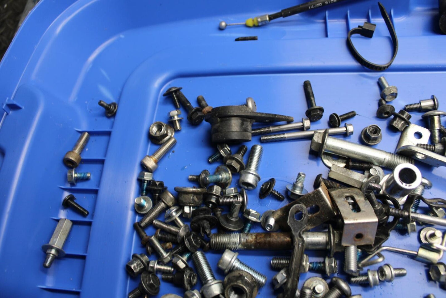 11-22 SUZUKI GSXR 600 LEFTOVER MOUNTING BOLTS HARDWARE MOTOR SCREWS BB485