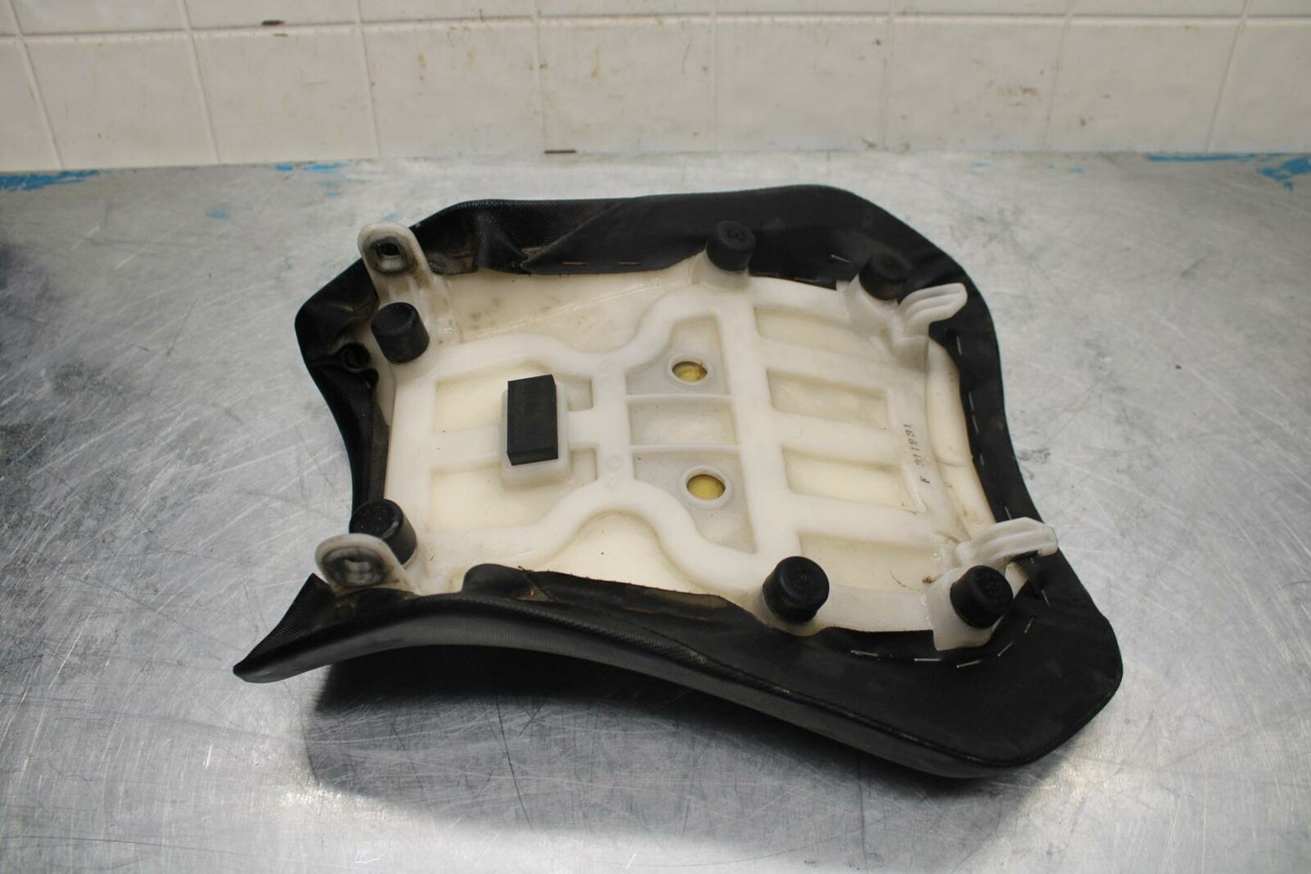 11-22 SUZUKI GSXR600 FRONT DRIVERS SEAT PAD SADDLE PILLION BB422
