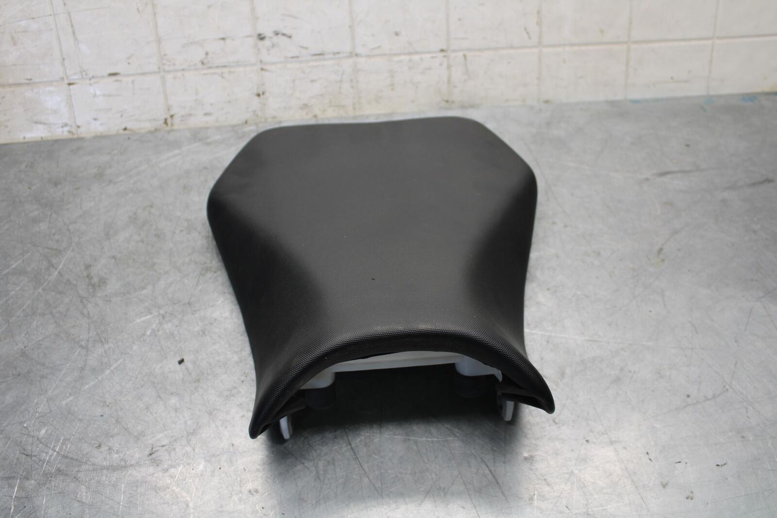 2017 Suzuki GSXR600 FRONT DRIVERS SEAT PAD SADDLE PILLION 45100-14J10-DW2 BB527