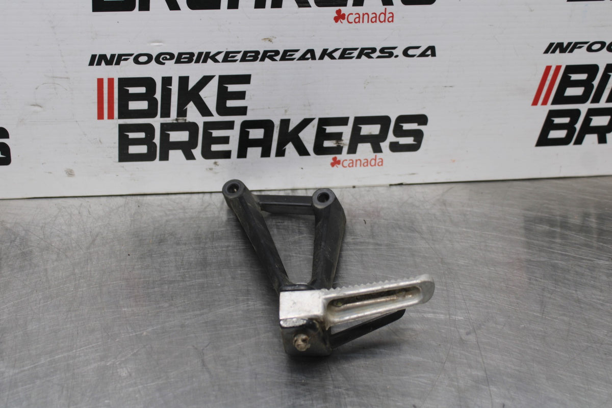 23 YAMAHA YZF R3 LEFT REAR BACK PASSENGER PEG BB806