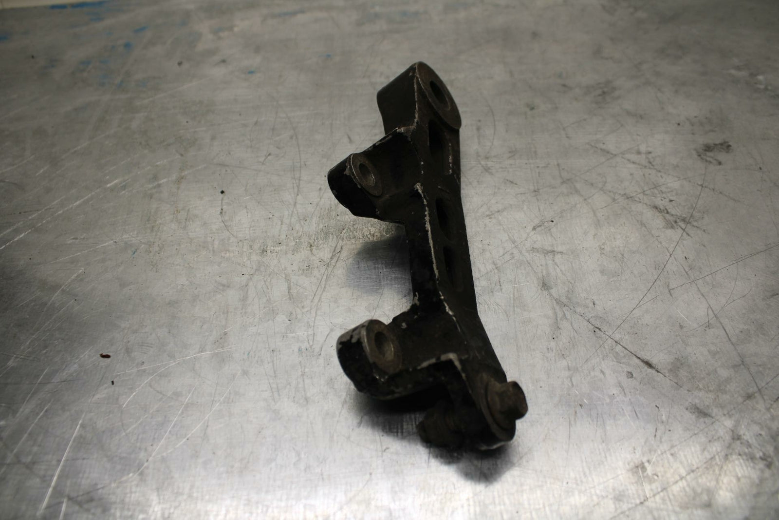 85 YAMAHA RZ500 REAR BRAKE CALIPER HANGER BACK MOUNTING BRACKET BB27 B