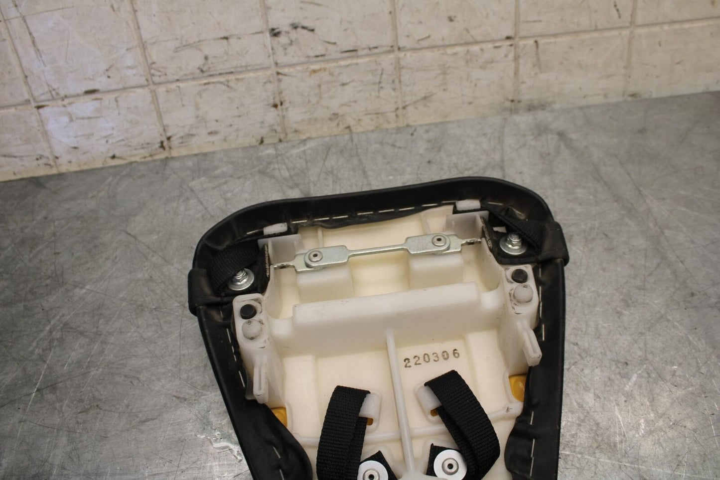 2009 Yamaha YZF R6 REAR BACK PASSENGER TANDEM SEAT PAD SADDLE PILLION BB532