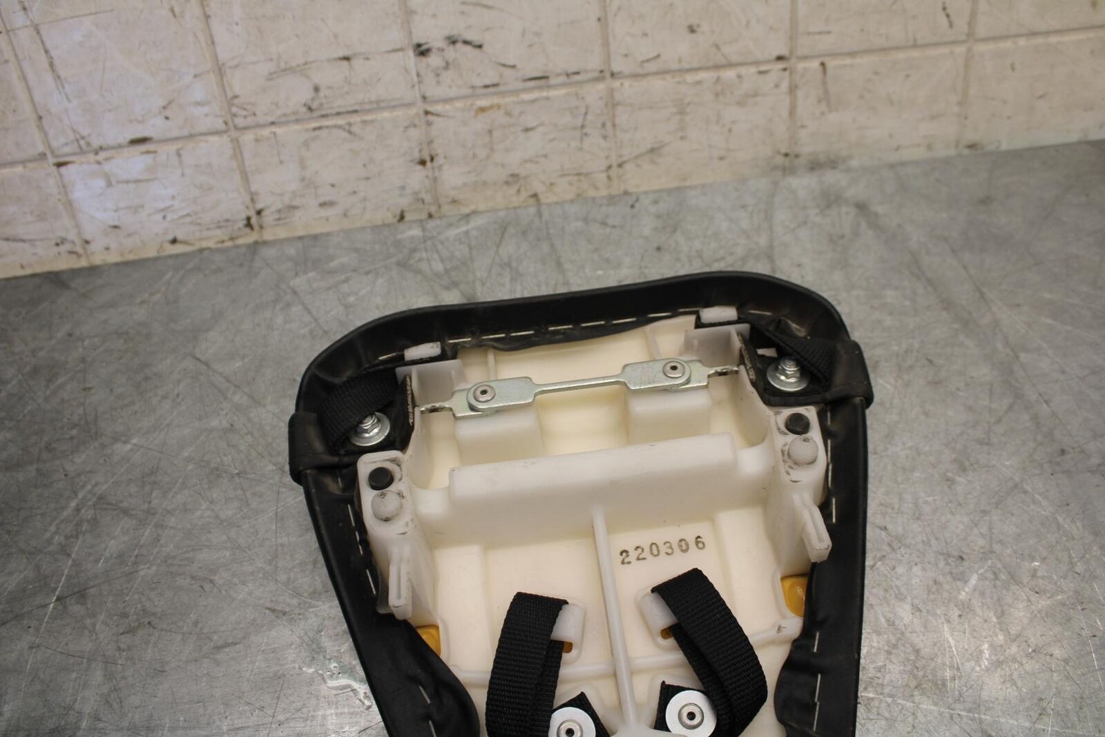 2009 Yamaha YZF R6 REAR BACK PASSENGER TANDEM SEAT PAD SADDLE PILLION BB532