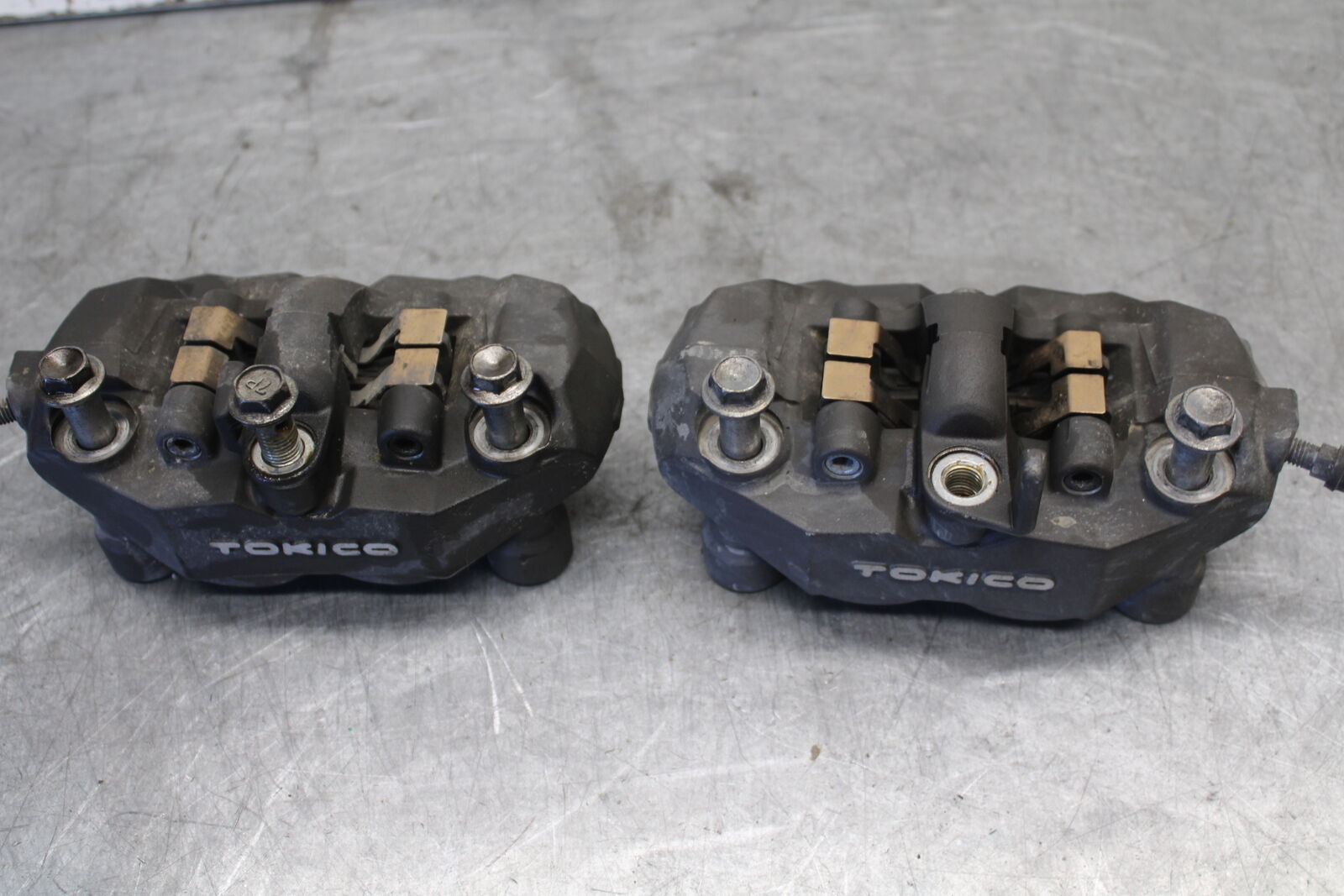 06-07 SUZUKI GSXR 600 RIGHT LEFT FRONT BRAKE CALIPER SET PAIR CALIPERS BB694