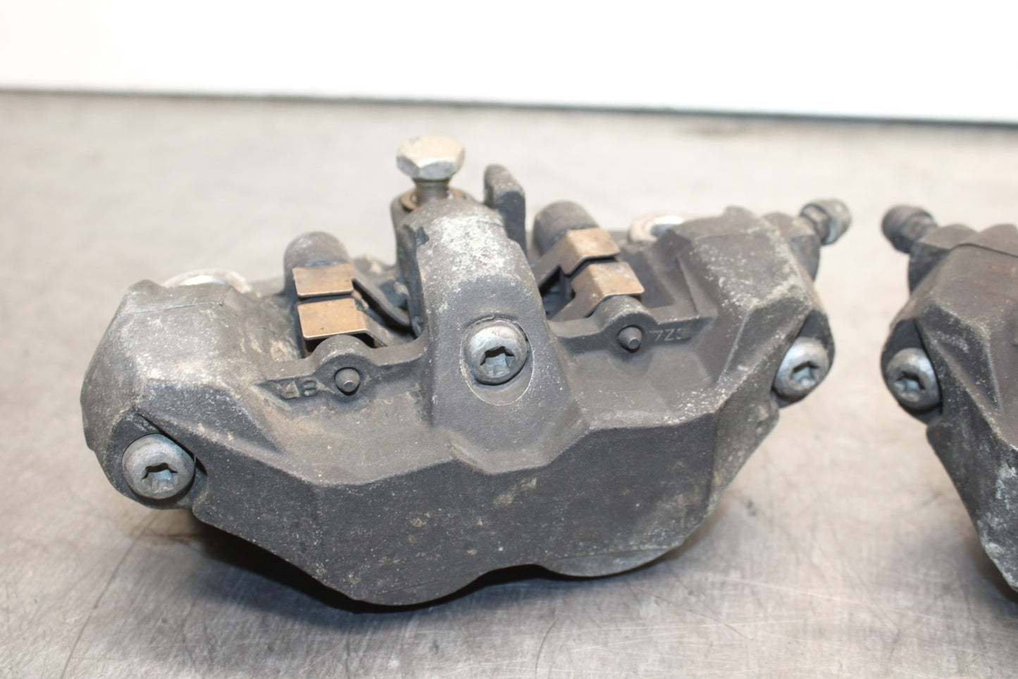 06-07 SUZUKI GSXR 600 RIGHT LEFT FRONT BRAKE CALIPER SET PAIR CALIPERS BB737