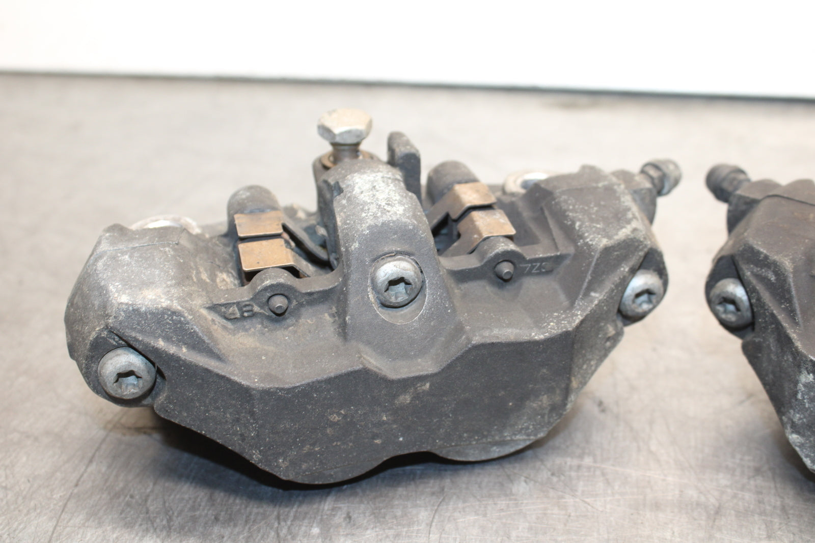 06-07 SUZUKI GSXR 600 RIGHT LEFT FRONT BRAKE CALIPER SET PAIR CALIPERS BB737