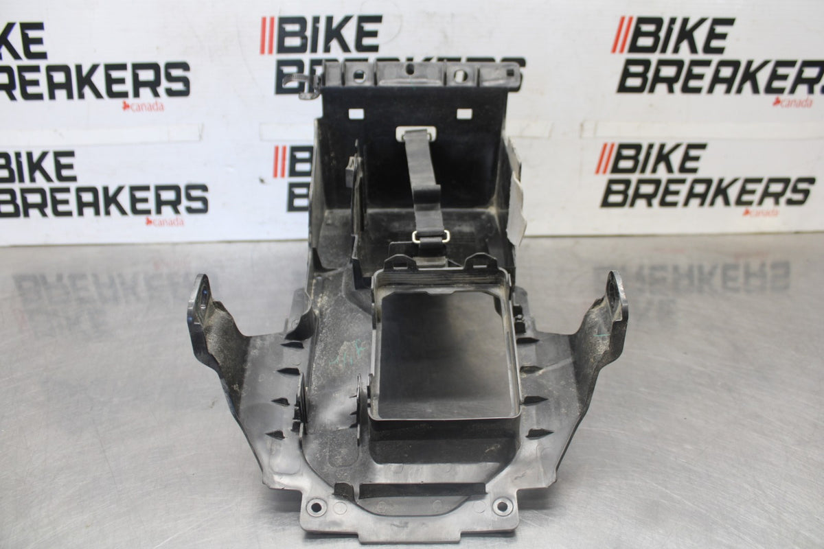 19-24 YAMAHA R3 REAR BACK TAIL UNDERTAIL BATTERY TRAY PLASTIC BB942