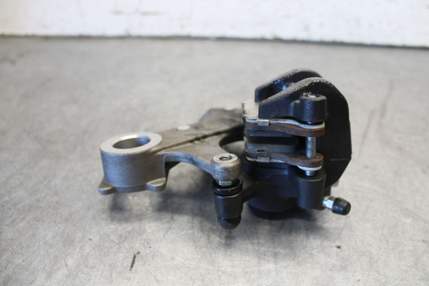 11-24 SUZUKI GSXR750 REAR BACK BRAKE CALIPER W MOUNT BRACKET BB687