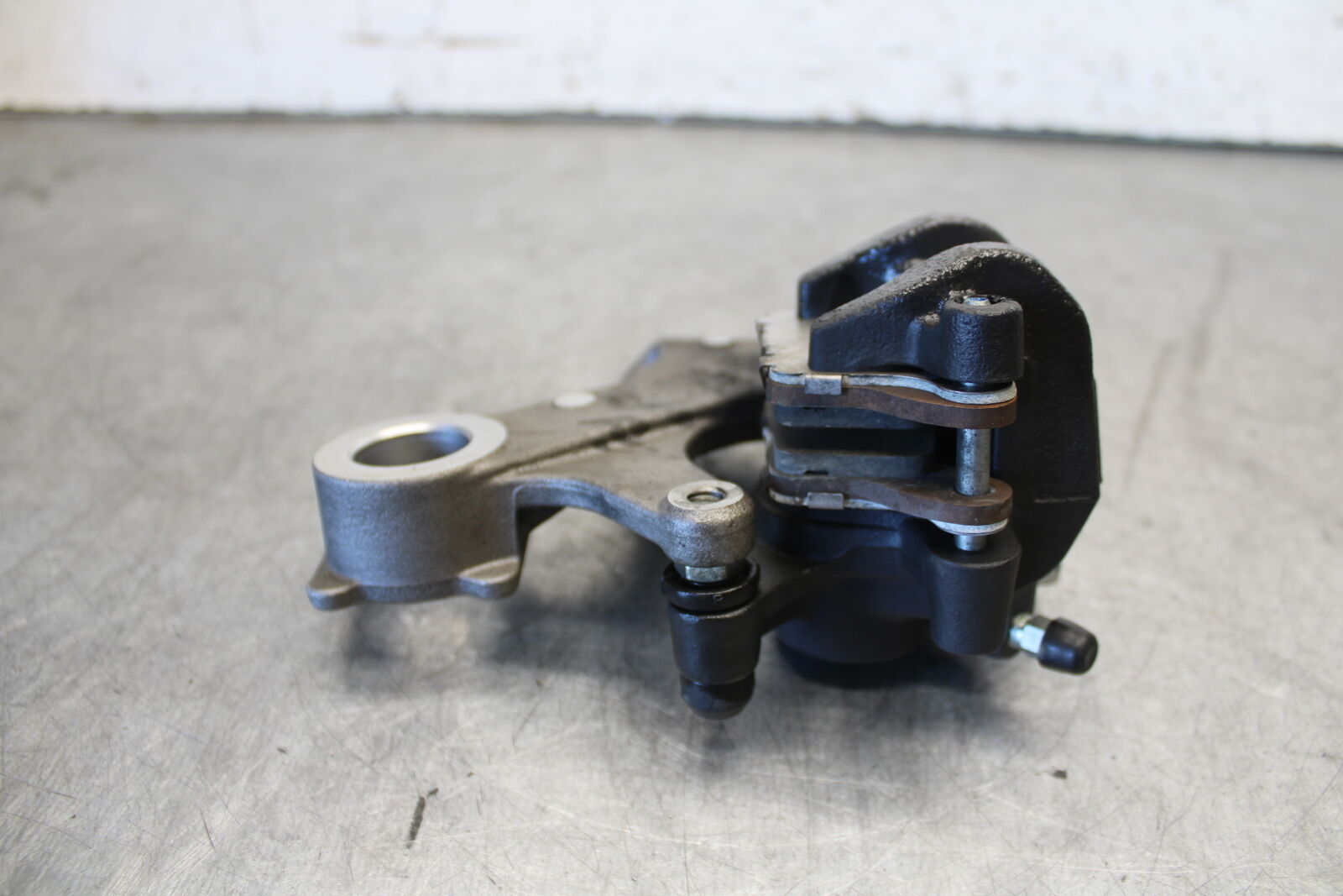 11-24 SUZUKI GSXR750 REAR BACK BRAKE CALIPER W MOUNT BRACKET BB687