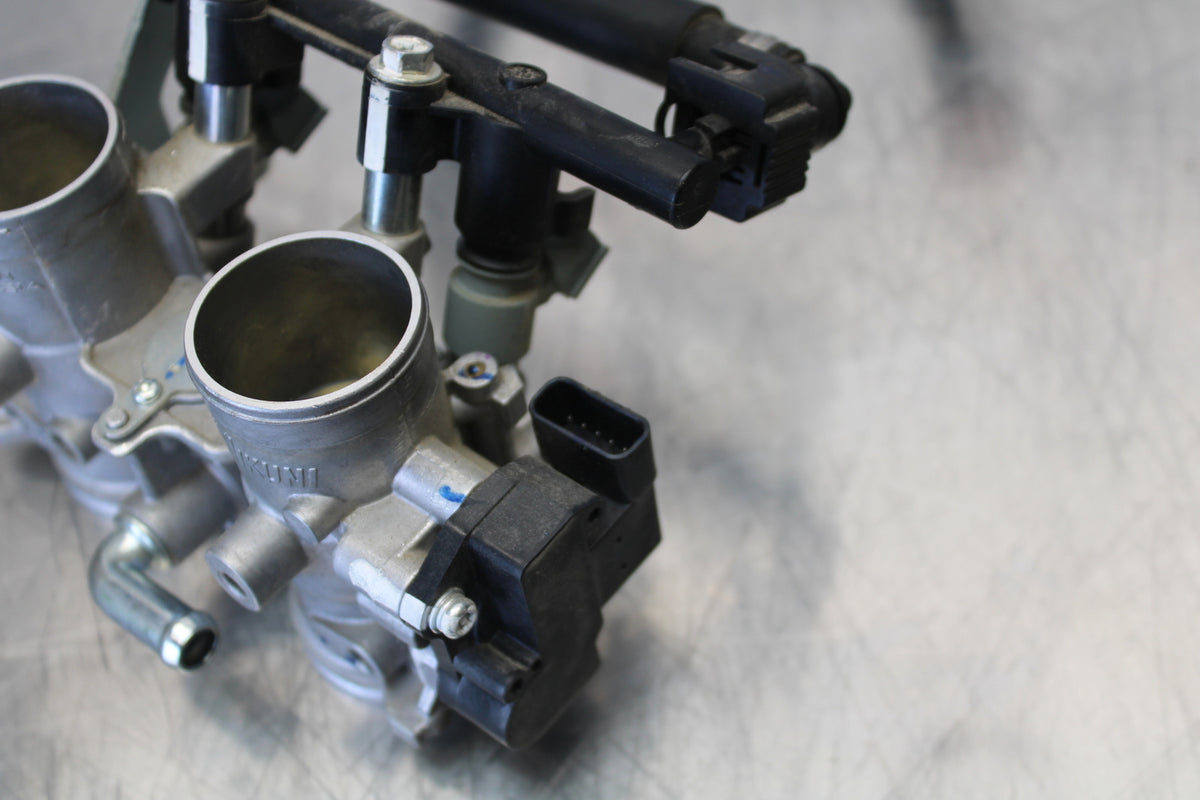23 YAMAHA YZF R3 MAIN FUEL INJECTORS / THROTTLE BODIES BB147