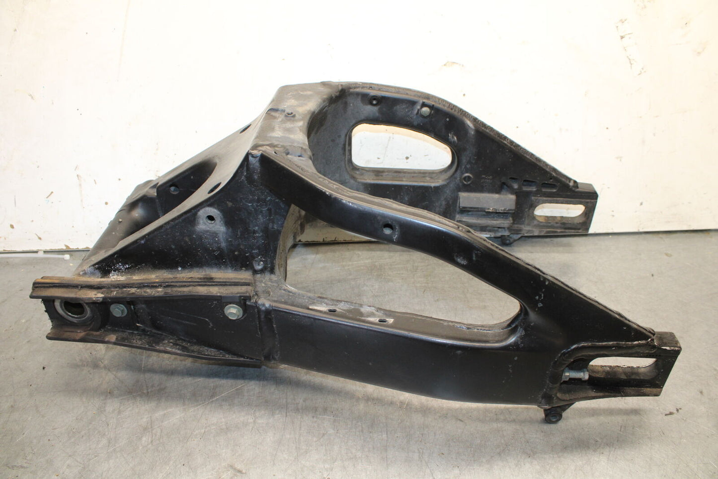 05-06 SUZUKI GSXR1000 REAR SWINGARM SUSPENSION SWING ARM 61000-41G00-YAP BB663