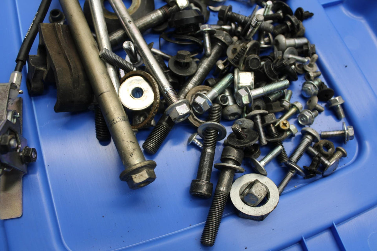 2015 Yamaha YZF R3 LEFTOVER MOUNTING BOLTS HARDWARE MOTOR SCREWS BB526