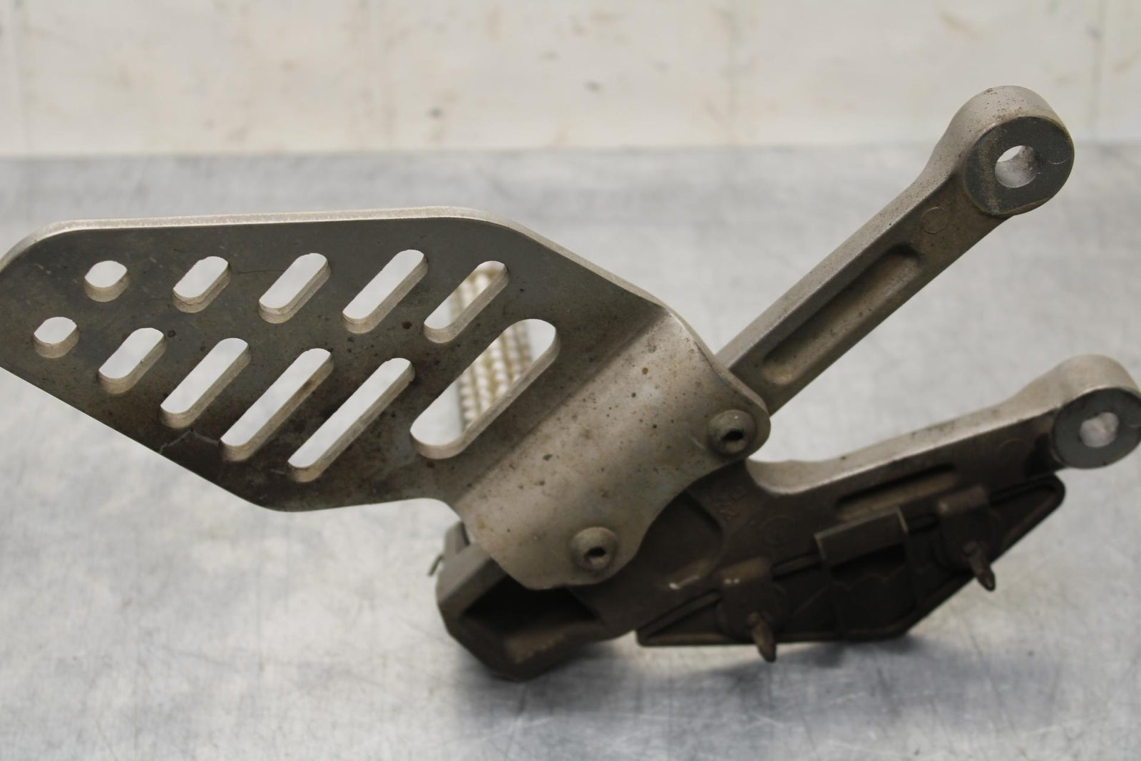 2007 Yamaha YZF R6 LEFT REARSET FOOT PEG W SHIFTER 2C0-18115-00-00 BB590