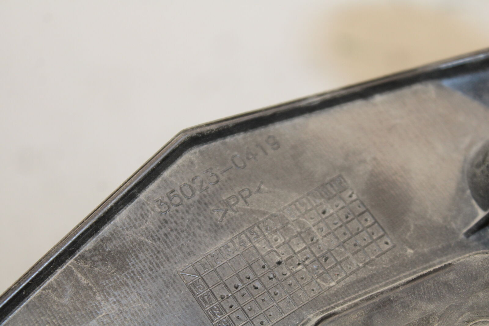 18-24 KAWASAKI NINJA 650 REAR BACK TAIL UNDERTAIL BATTERY TRAY PLASTIC BB725