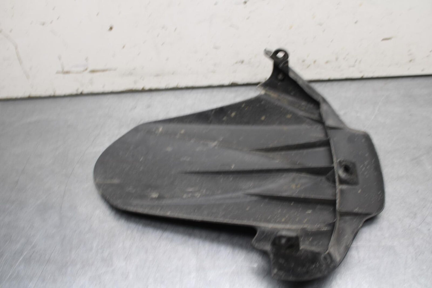 09-16 SUZUKI GSXR1000 REAR BACK WHEEL TIRE HUGGER FENDER 63114-47H00 BB642