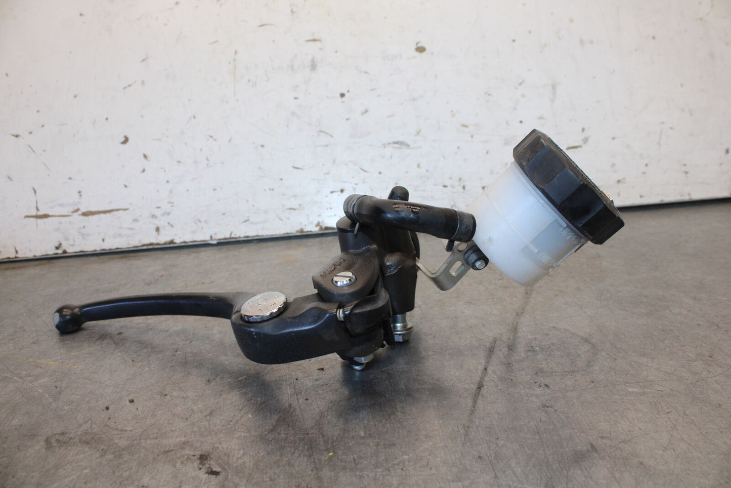 11-24 SUZUKI GSXR750 FRONT BRAKE MASTER CYLINDER w/ LEVER BB687