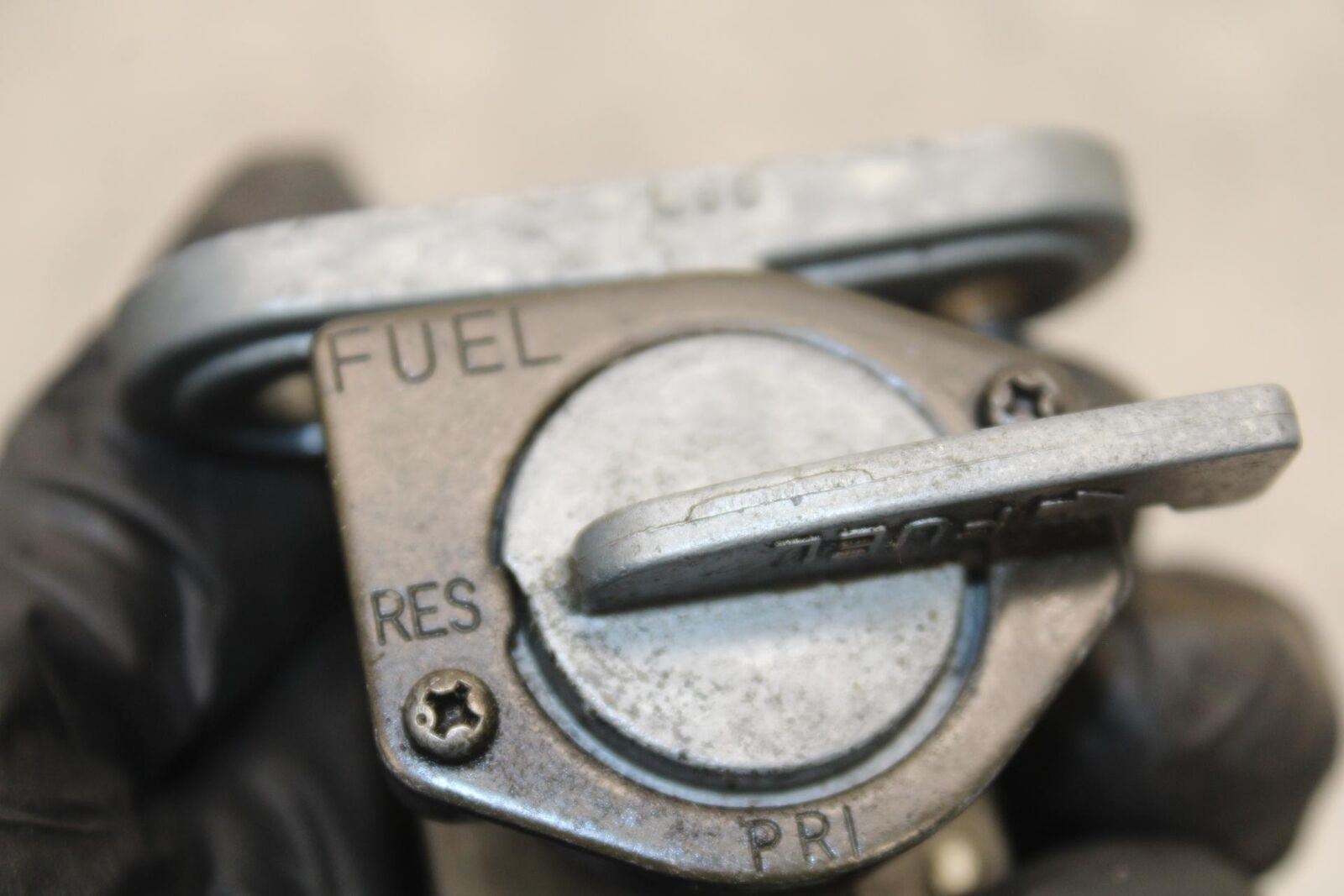 1985 Kawasaki Ninja 900R ZX900A FUEL GAS TANK PETCOCK SHUT ON OFF VALVE BB84