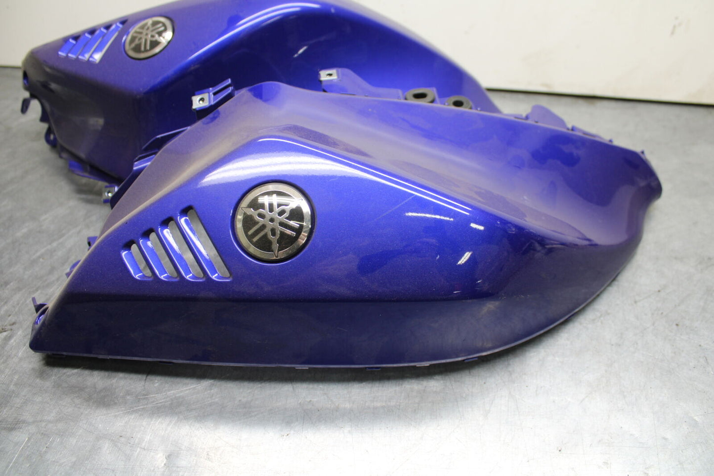 22-23 YAMAHA YZF R7 GAS TANK FUEL CELL COVER FAIRING COWL BB583