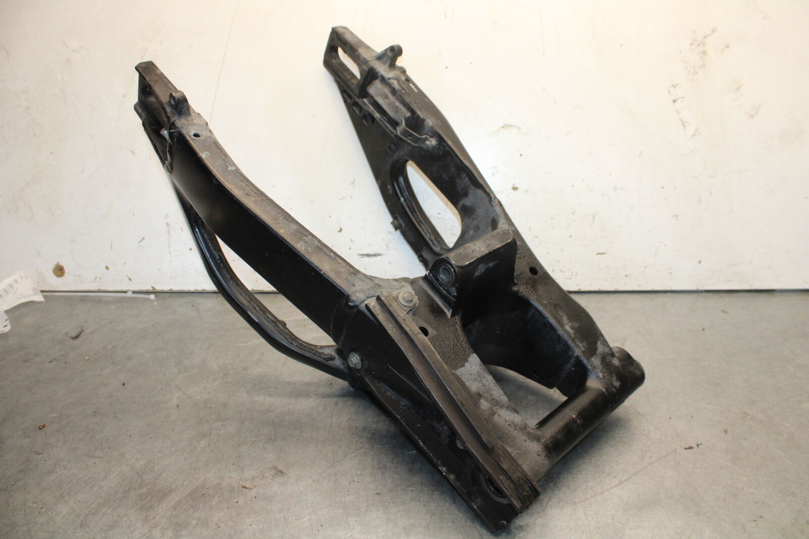 05-06 SUZUKI GSXR1000 REAR SWINGARM SUSPENSION SWING ARM 61000-41G00-YAP BB663