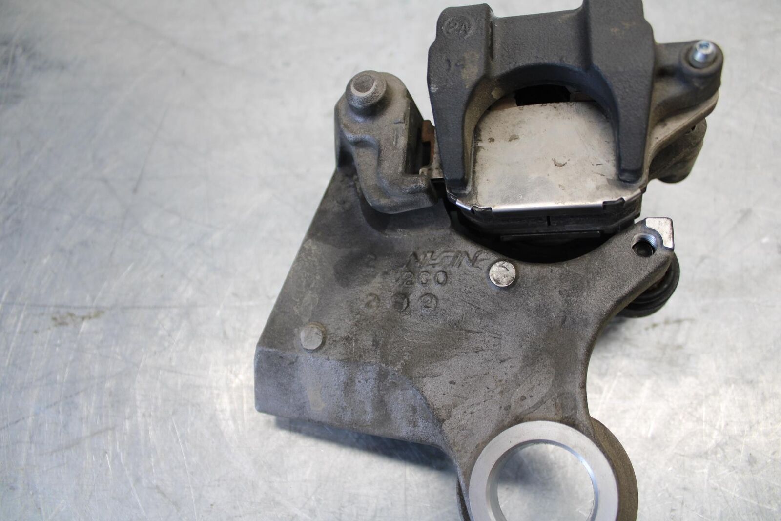 08-16 YAMAHA YZF R6 REAR  BRAKE CALIPER W MOUNT BRACKET 2C0-2580W-00-00 BB436
