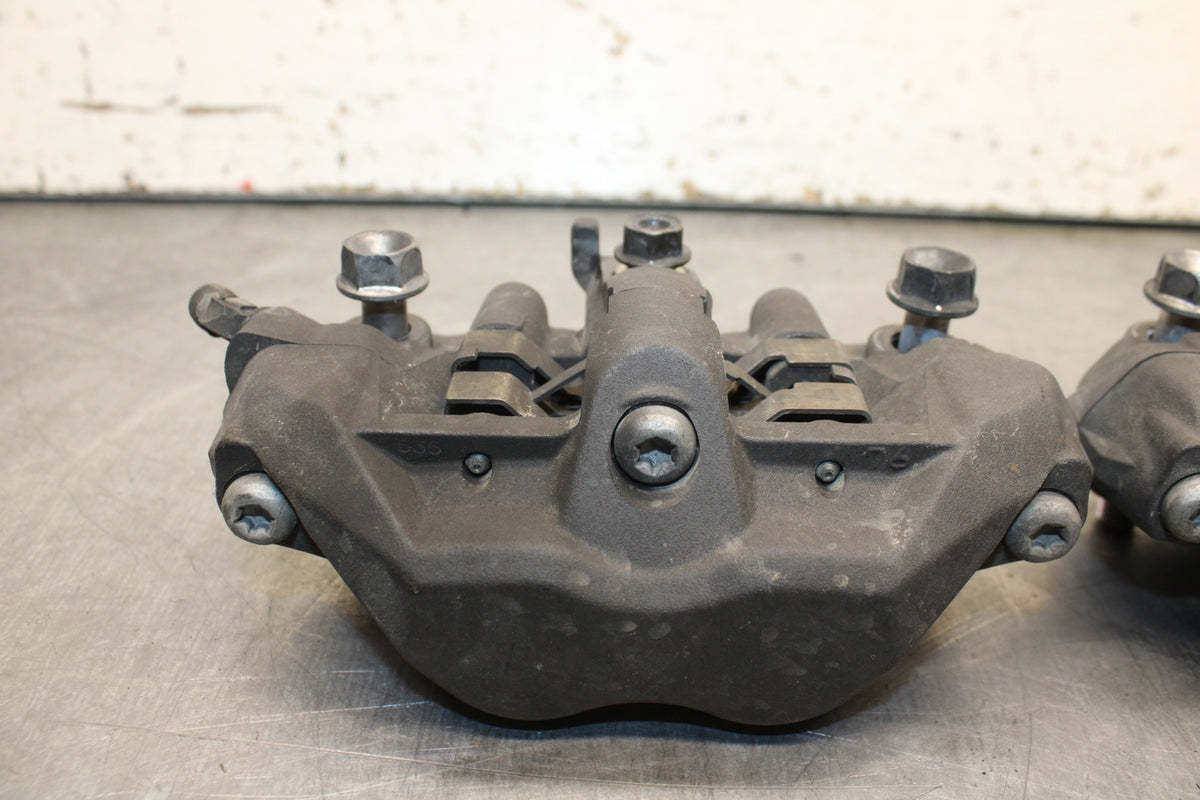 05-06 HONDA CBR600RR RIGHT LEFT FRONT BRAKE CALIPER SET PAIR CALIPERS BB727