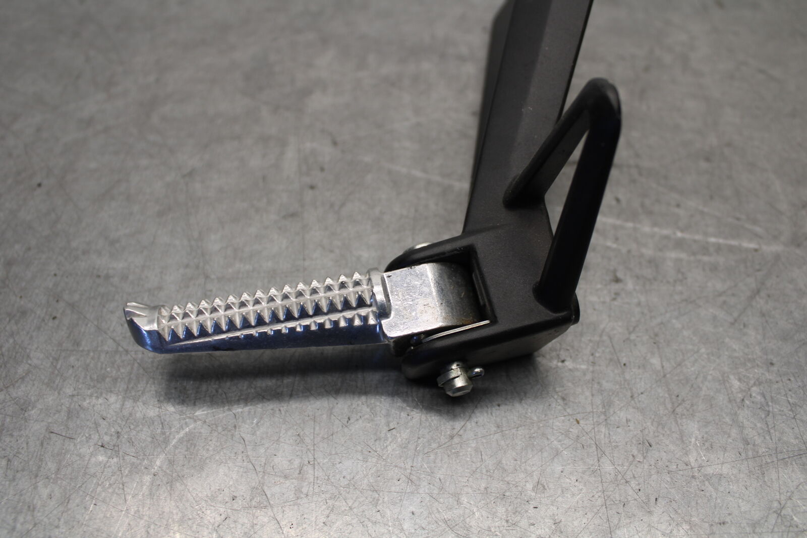 15-17 YAMAHA YZF R3 RIGHT REAR BACK PASSENGER PEG BB651