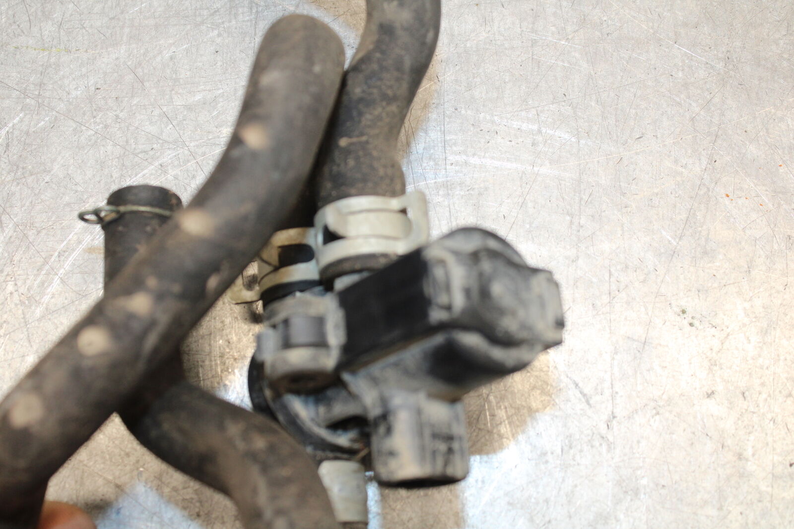 05-06 SUZUKI GSXR1000 AIR VALVE SOLENOID TOP ENGINE SENSOR 18510-29G00 BB663