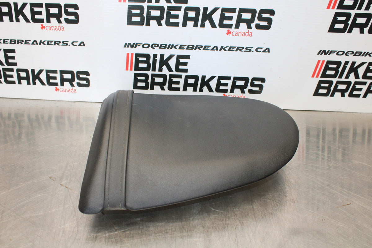 03-06 KAWASAKI Z1000 REAR BACK PASSENGER TANDEM SEAT PAD SADDLE PILLION BB164