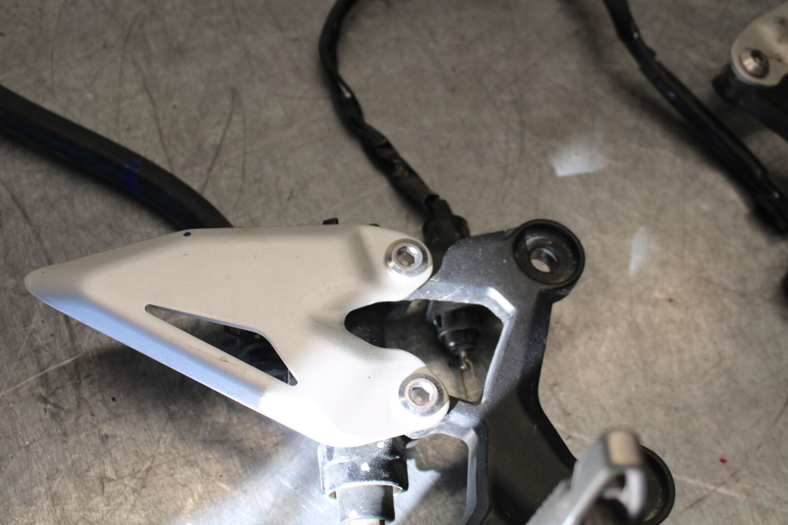 19-22 KAWASAKI Z400 RIGHT LEFT REARSETS REAR SET DRIVER FOOT PEGS  BB708