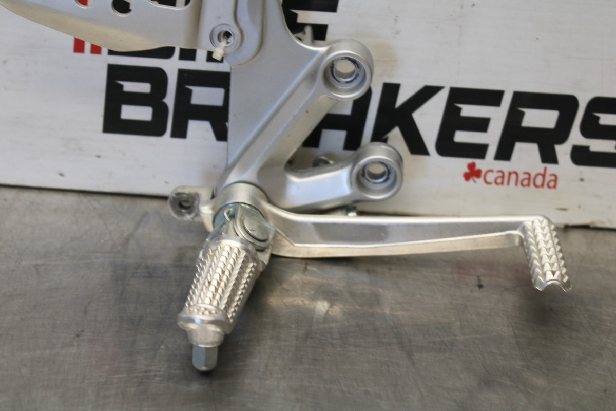 05 SUZUKI GSXR600 RIGHT REARSET REAR SET DRIVER FOOT PEG REST STOP BB329