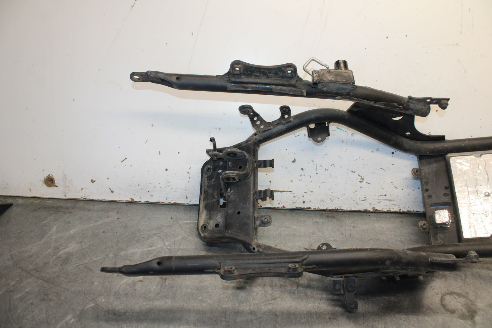07-09 YAMAHA FZ6 REAR SUBFRAME BACK SUB FRAME 4S8-21190-09-00 BB713