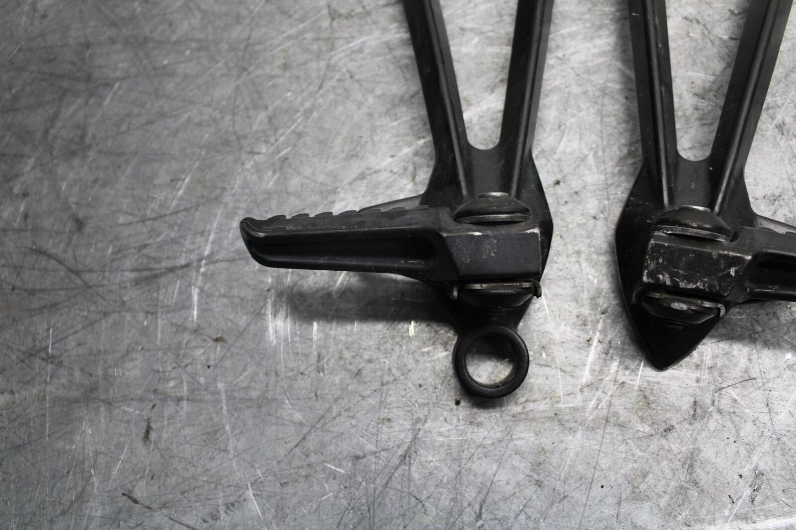 2009 Kawasaki Ninja ZX6R ZX600R REAR BACK PASSENGER PEG SET PAIR BB538