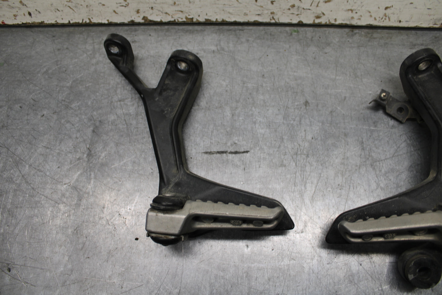 24 KAWASAKI NINJA 500 ABS REAR BACK PASSENGER PEG SET PAIR BB744
