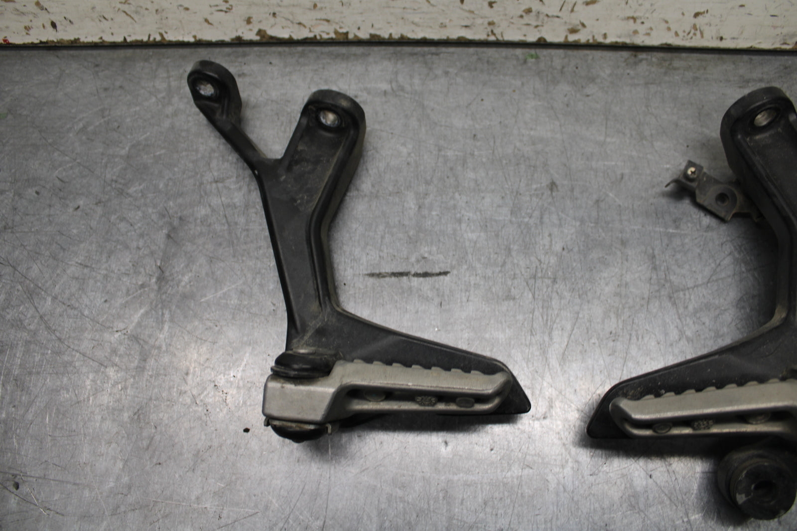 24 KAWASAKI NINJA 500 ABS REAR BACK PASSENGER PEG SET PAIR BB744