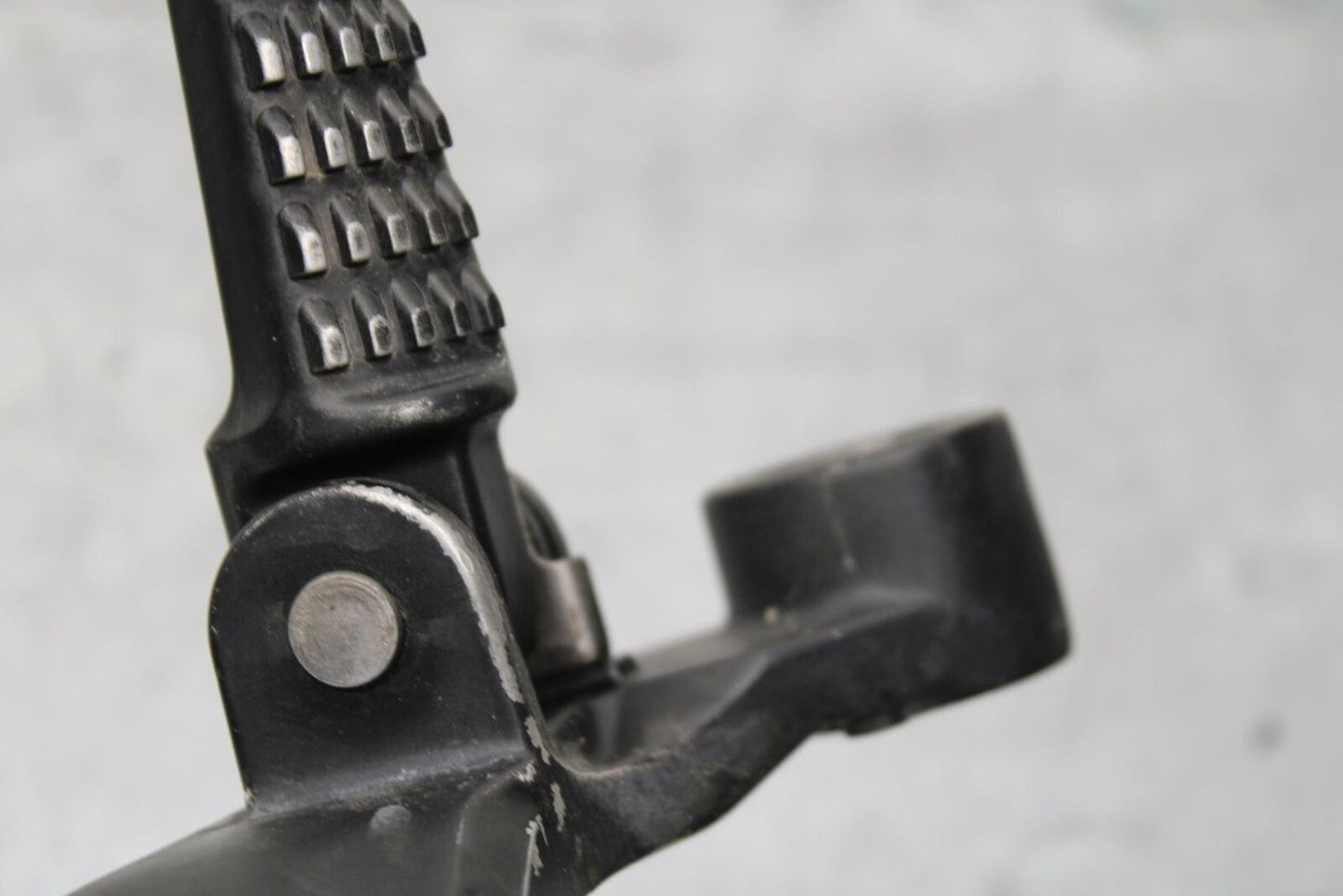 2000 Kawasaki Ninja ZX12R ZX1200A RIGHT REAR BACK PASSENGER PEG 34028-1481 BB565