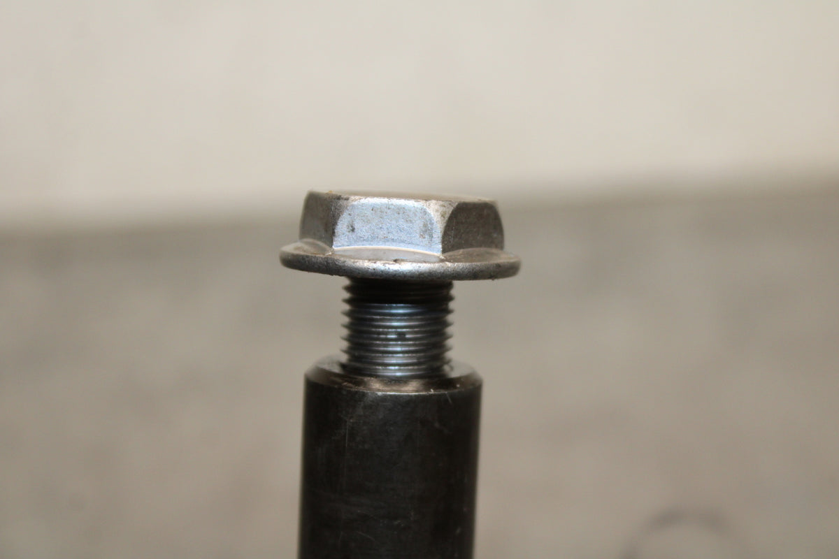 05 YAMAHA YZF R6  FRONT WHEEL RIM AXLE PIVOT BOLT BB132
