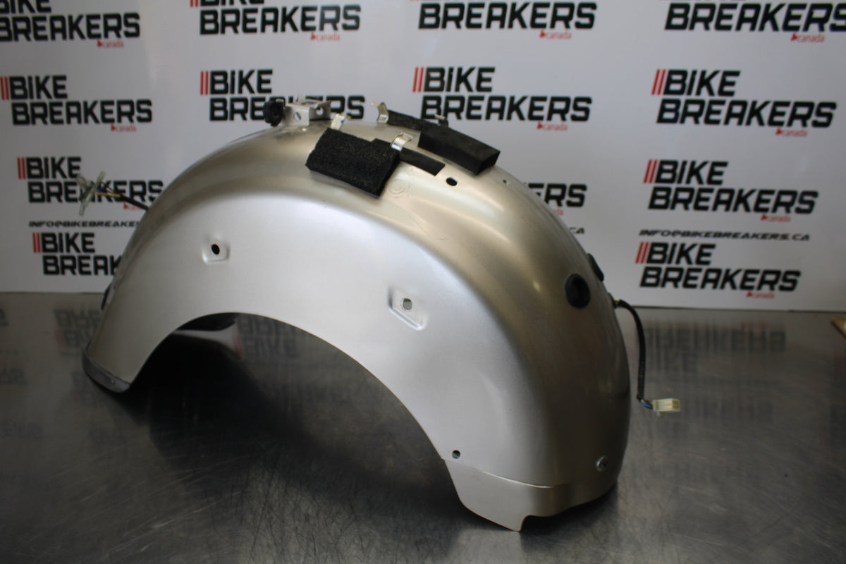 09 YAMAHA ROYAL STAR XVZ1300TF VENTURE REAR BACK WHEEL FENDER MUD GUARD BB151
