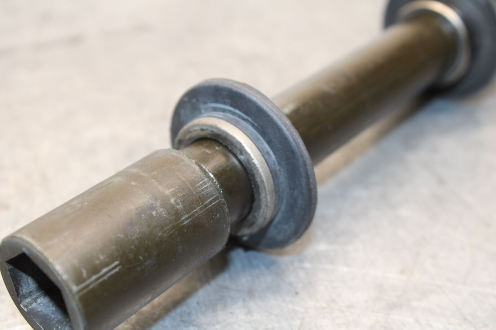 04-06 YAMAHA YZF R1 FRONT WHEEL RIM AXLE PIVOT BOLT 2C0-25181-00-00 BB659