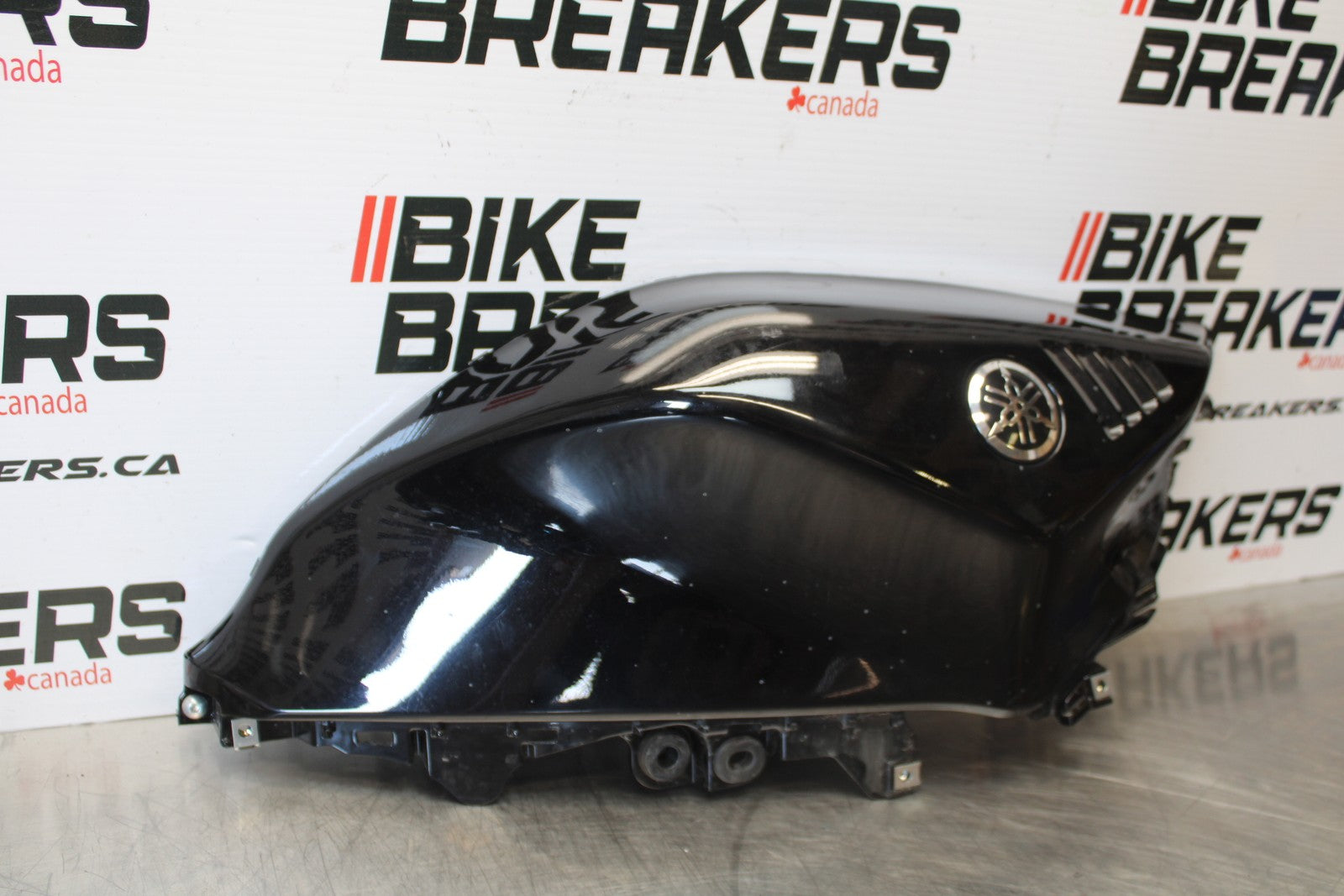 22-25 YAMAHA YZF R7 RIGHT GAS TANK FUEL CELL PANEL COVER TRIM COWL BB176