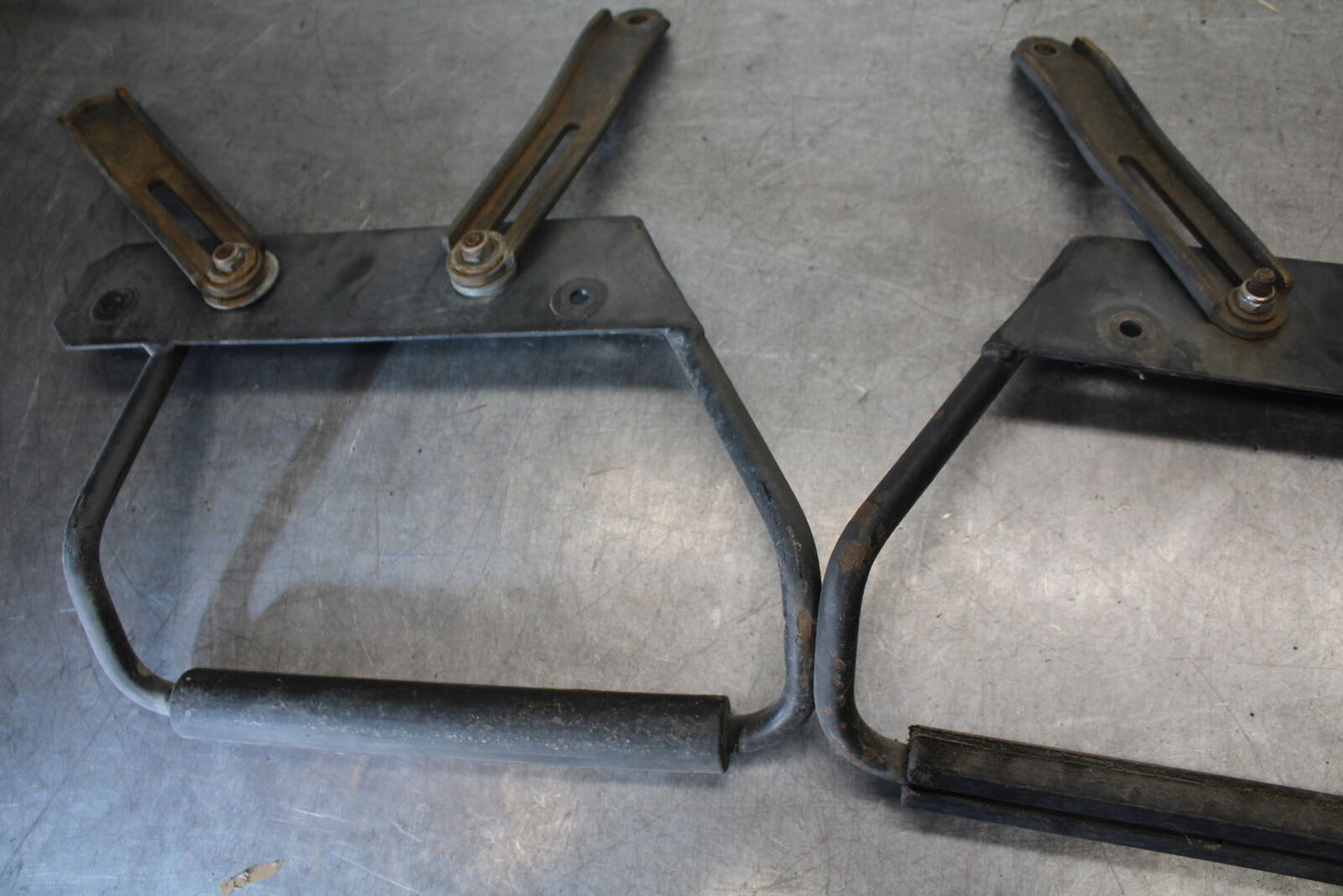 05-09 SUZUKI BOULEVARD C90 SADDLEBAG CASE MOUNTING BRACKET MOUNT BB692