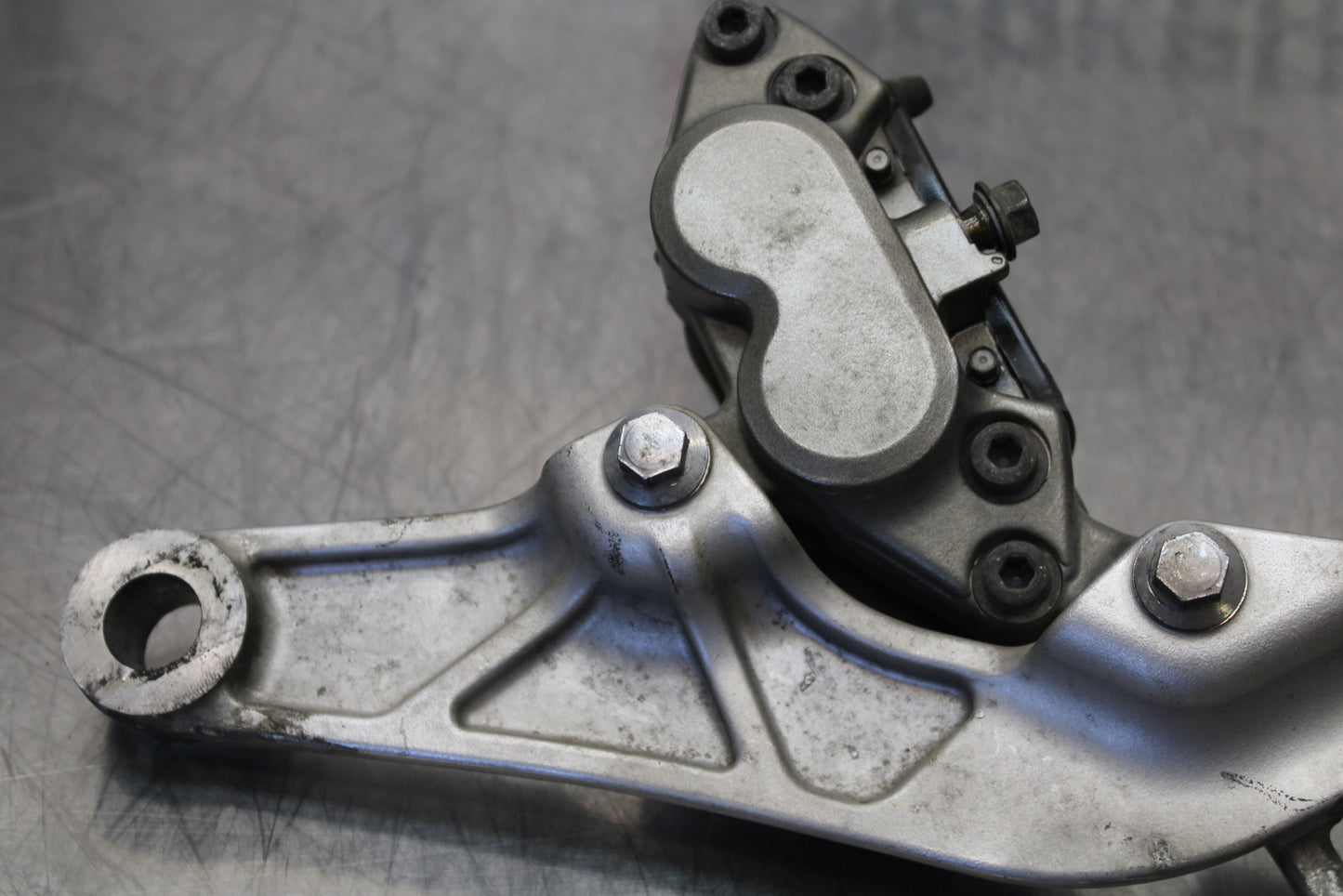 04 YAMAHA ROAD STAR XV1700A REAR BACK BRAKE CALIPER W MOUNT BRACKET BB155