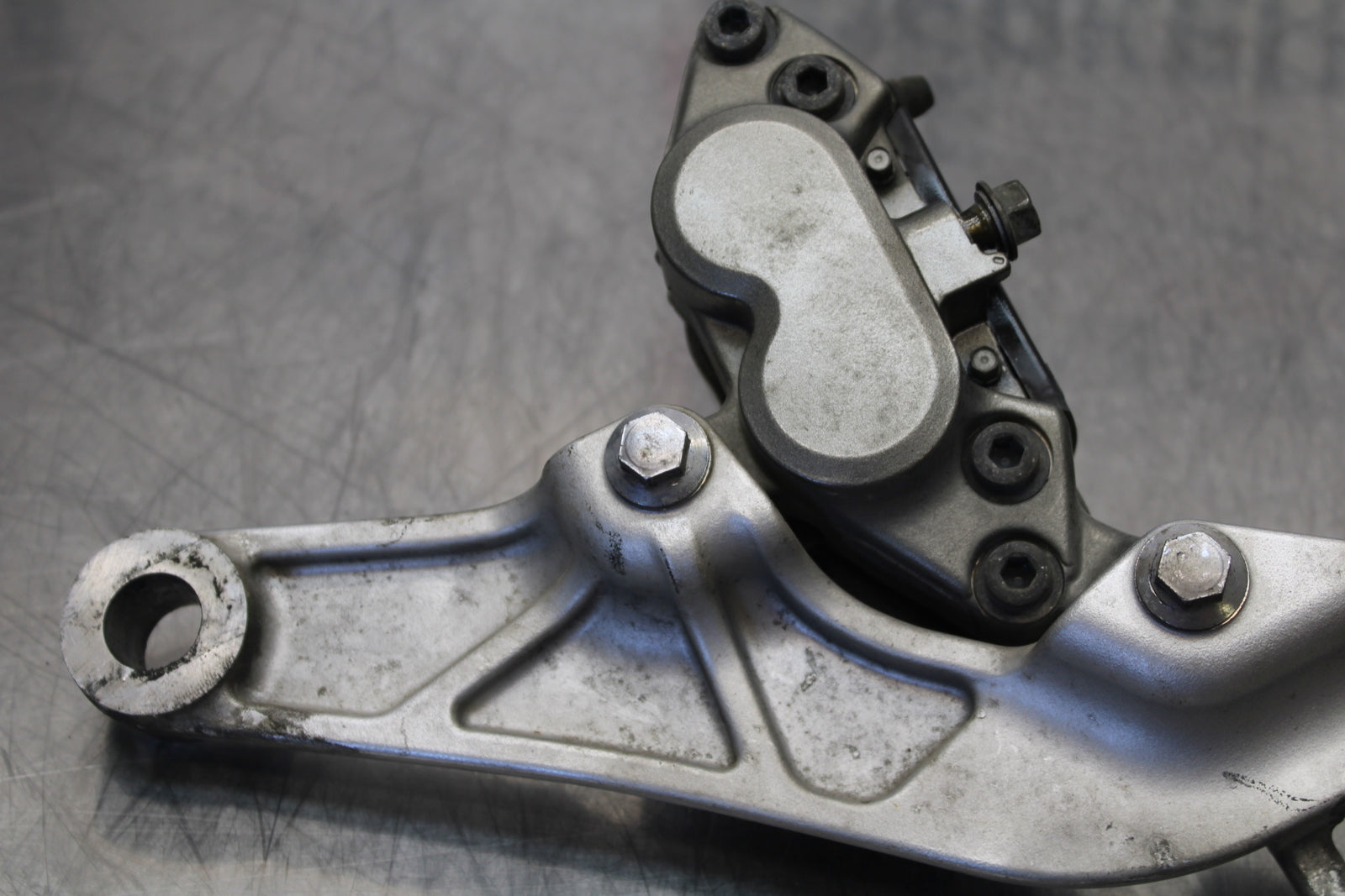 04 YAMAHA ROAD STAR XV1700A REAR BACK BRAKE CALIPER W MOUNT BRACKET BB155