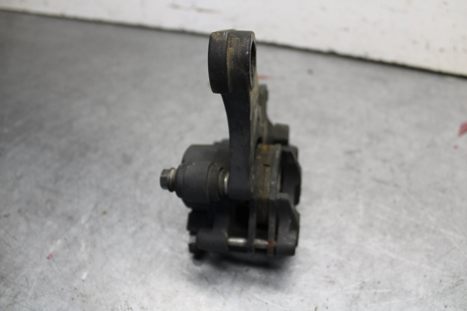 09-11 TRIUMPH DAYTONA 675 REAR BACK BRAKE CALIPER W MOUNT BRACKET BB652