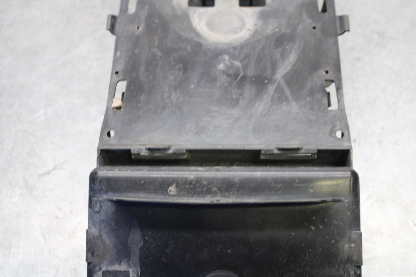 05-06 SUZUKI GSXR1000 REAR BACK TAIL UNDERTAIL BATTERY TRAY 63111-41G01 BB663